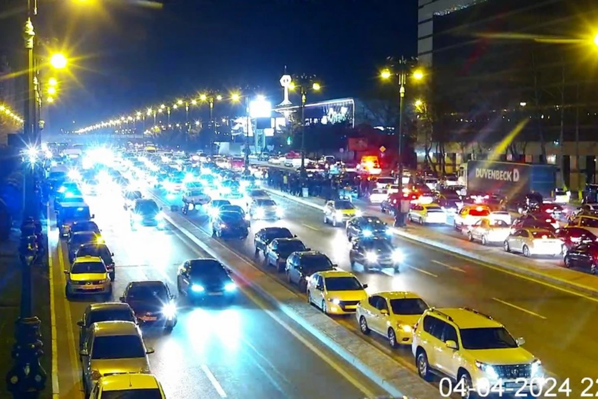 Bakıda AĞIR QƏZA: Mərkəzi yol bağlandı, xəsarət alanlar var - FOTO/VİDEO