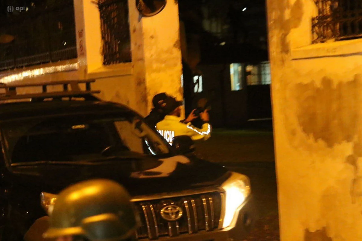 Ekvador polisi Meksika səfirliyinə basqın etdi - VİDEO