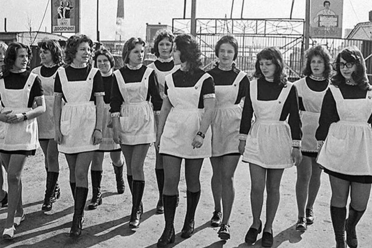 Почему в СССР до 1957 года девушкам нельзя было носить короткие юбки?