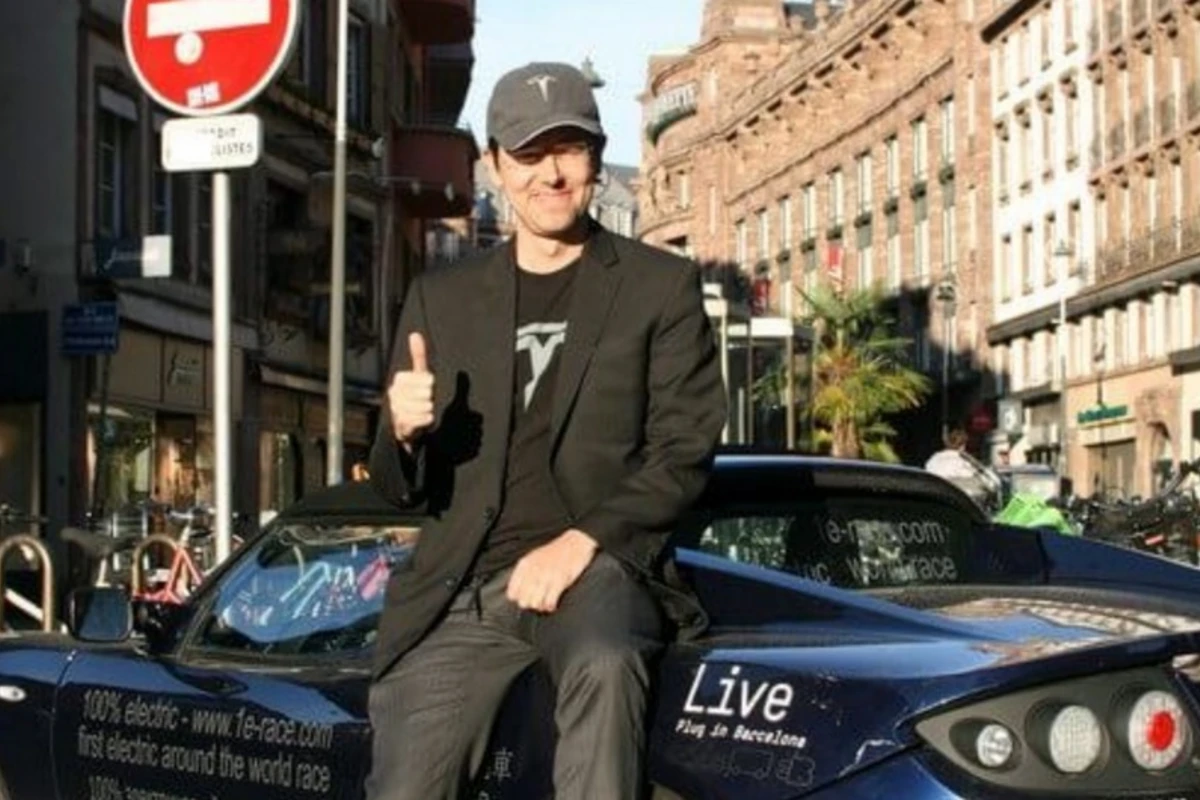 Dünya səyahətçisi elektromobili ilə Azərbaycana gəlir