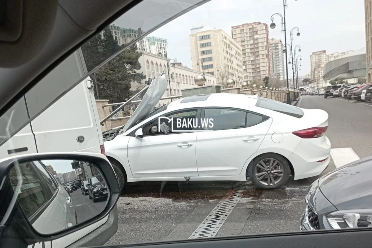 Bakıda yoldan çıxan avtomobil hasara çırpıldı - FOTO