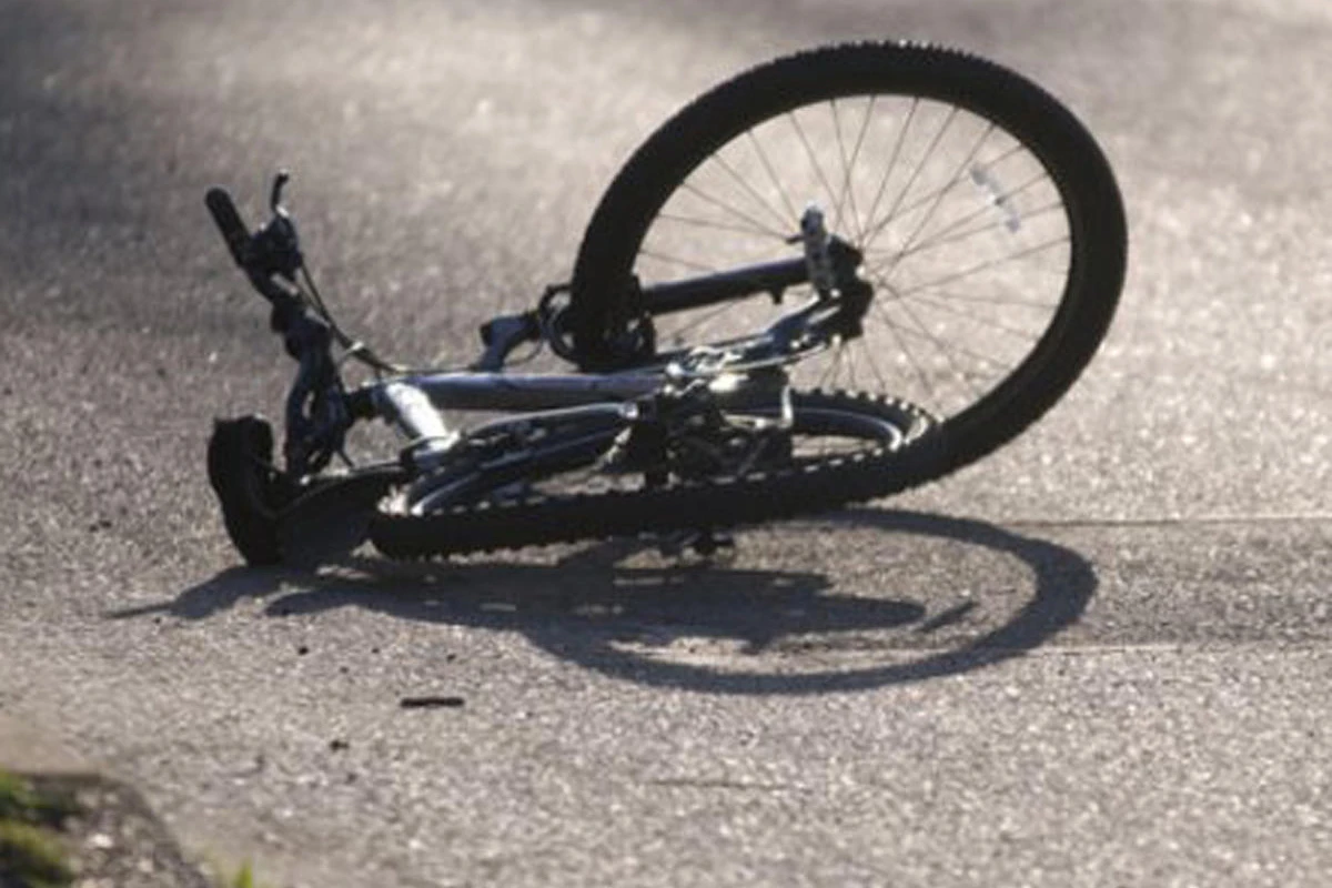 Şirvanda avtomobil velosipedçini vurub