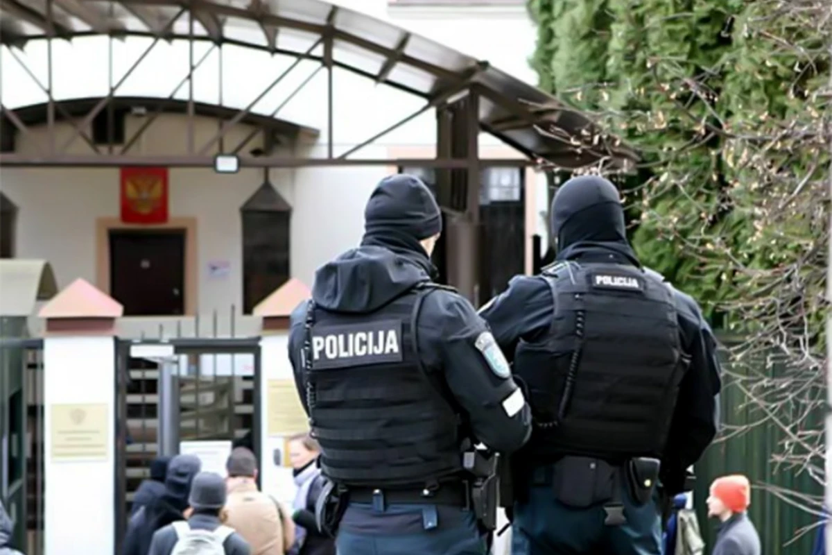 Rusiyanın Litvadakı səfirliyinə molotov kokteyli atılıb