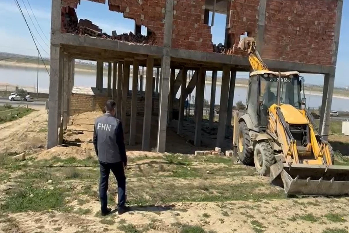 Abşeronda qanunsuz tikililər sökülüb - FOTO\VİDEO