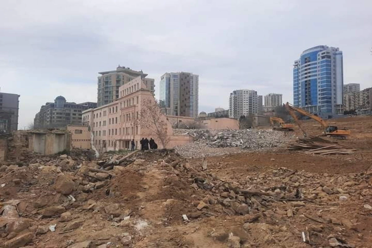 Sovetskidə qədim quyu və tunellərin aşkara çıxdığı deyilən əraziyə baxış keçirilib, söküntü dayandırılıb