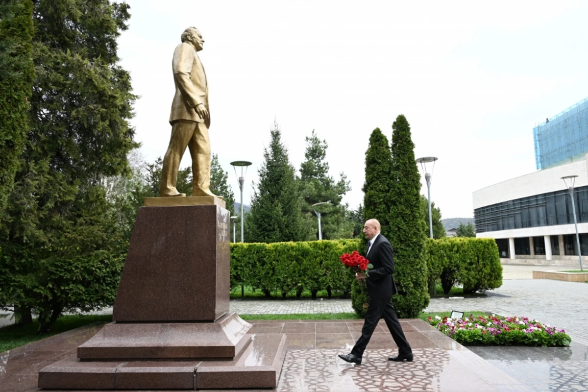 Президент Азербайджана посетил памятник общенациональному лидеру Гейдару Алиеву в Габале - ФОТО
