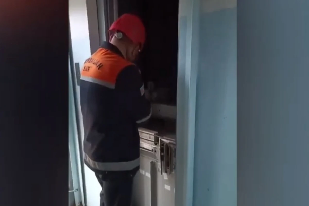 Bakıda azyaşlı liftdə qaldı - VİDEO