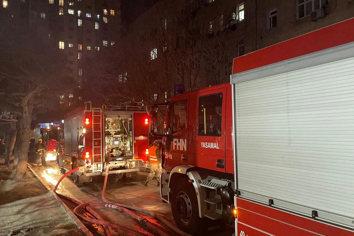 Пожар в жилом доме в Баку: спасены два человека