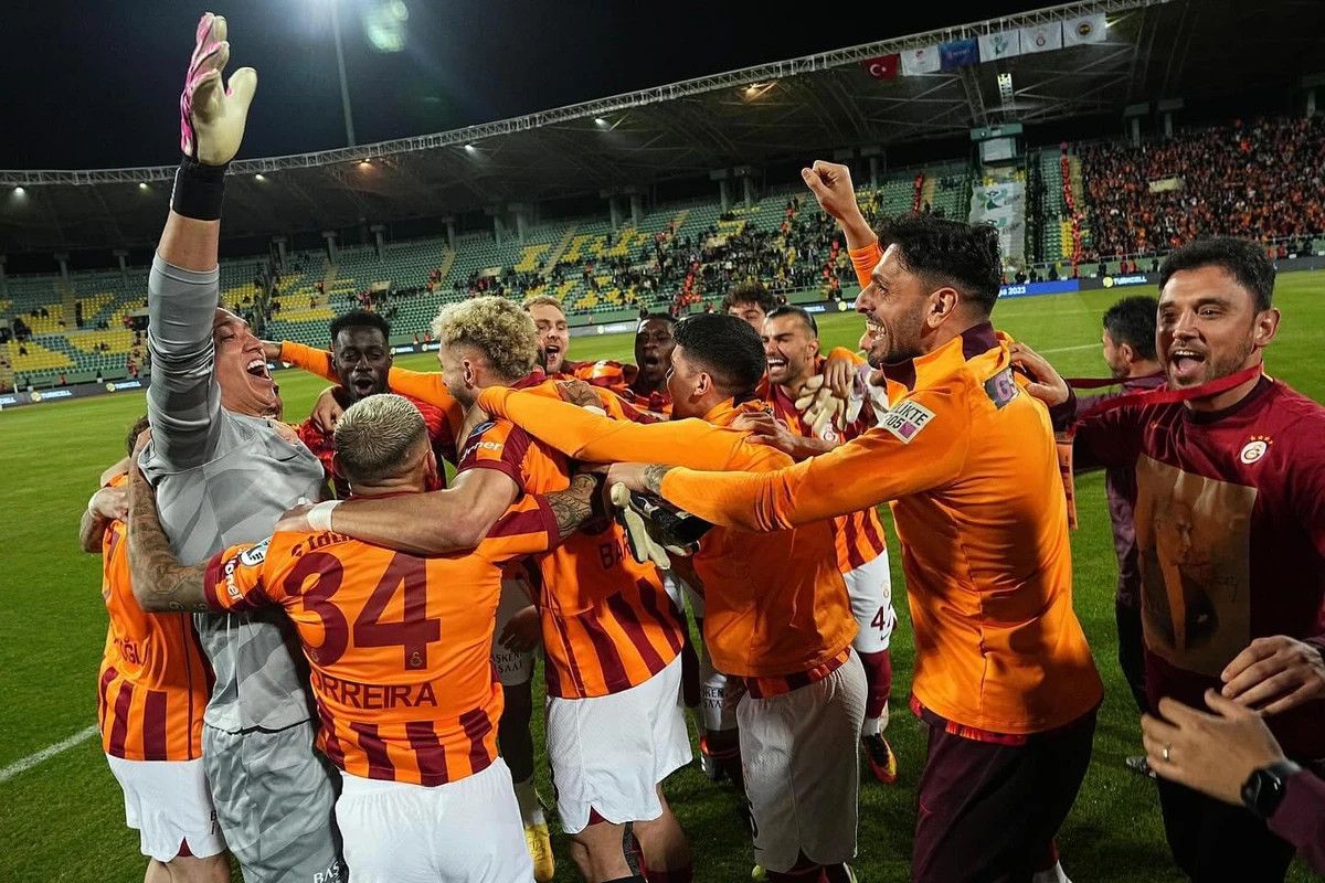 “Qalatasaray” 9 futbolçusu ilə yollarını ayırır