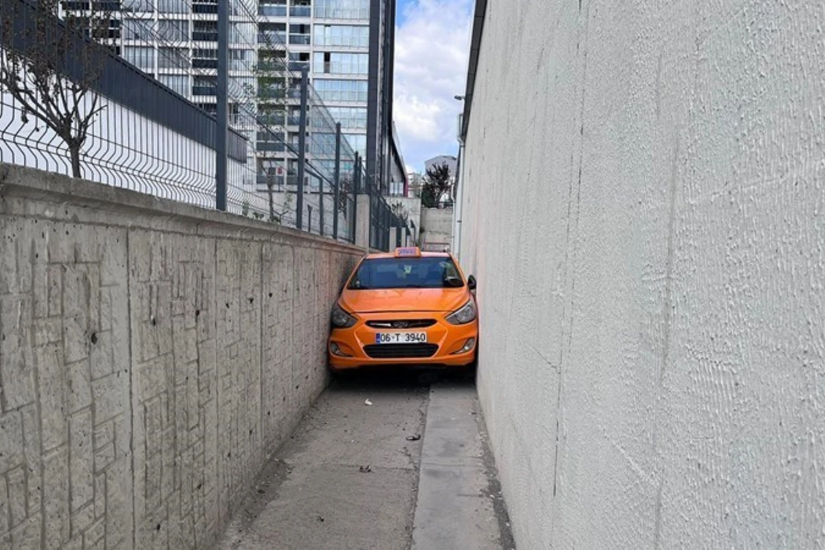 Polisdən qaçmaq istəyən taksi sürücüsünün maşını iki divar arasında sıxışıb qaldı - FOTO