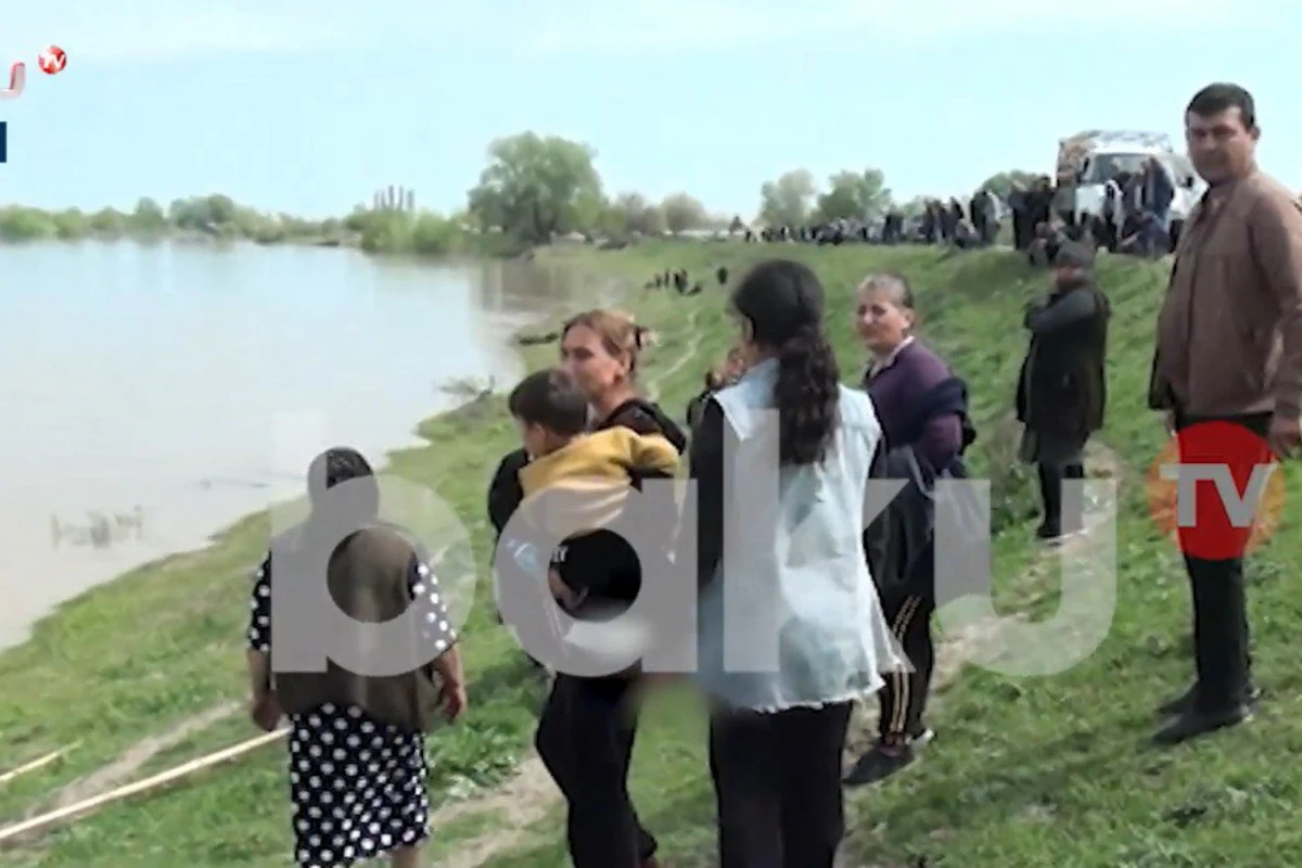 В Агджабеди убитая горем женщина попросила помочь найти ее утонувших дочь и мужа - ВИДЕО