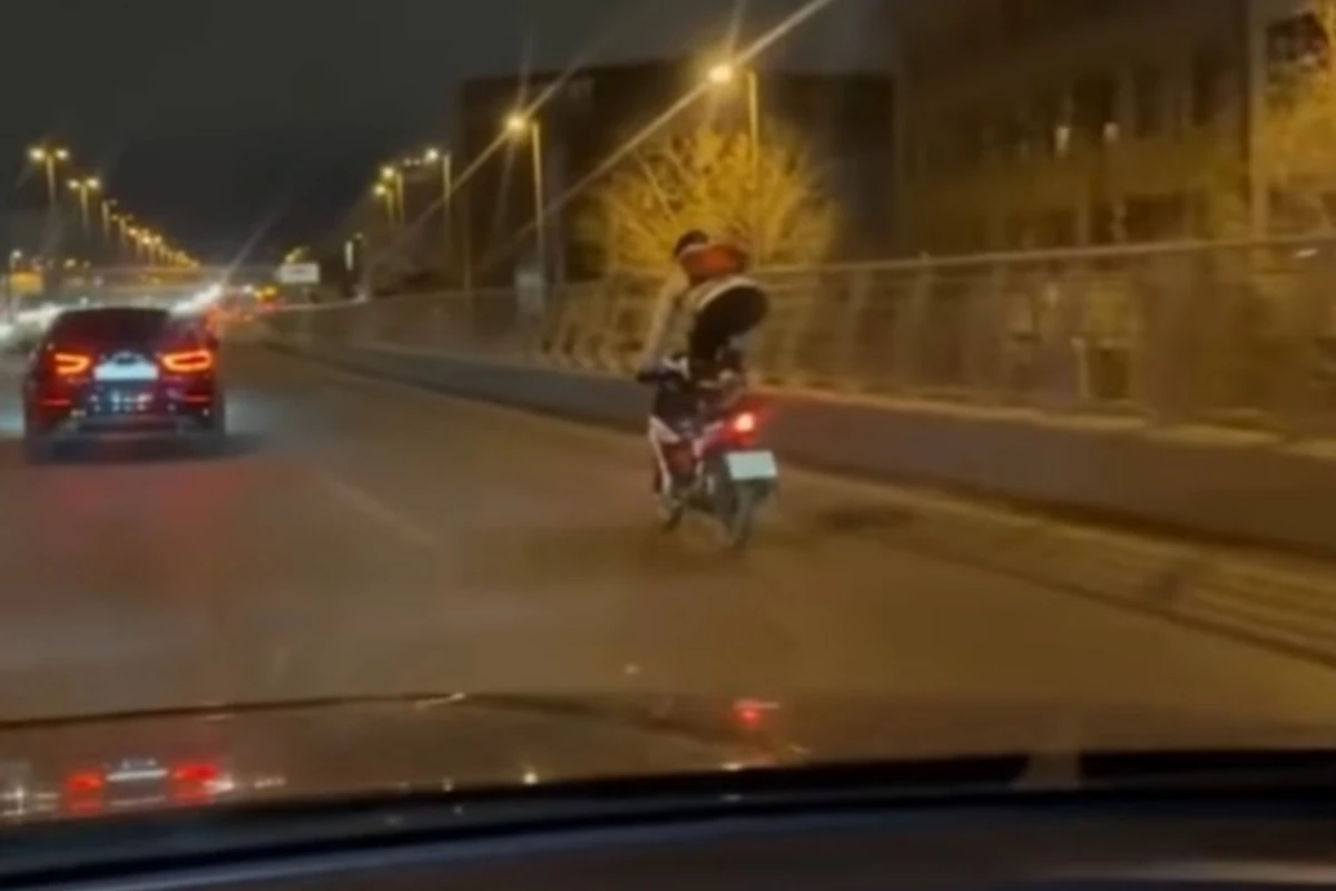 Bakıda motosikletçidən yolda TƏHLÜKƏLİ HƏRƏKƏTLƏT - VİDEO