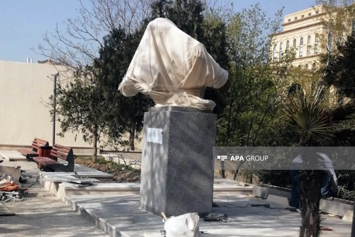 Bakıda Çingiz Aytmatovun abidəsi qoyulub