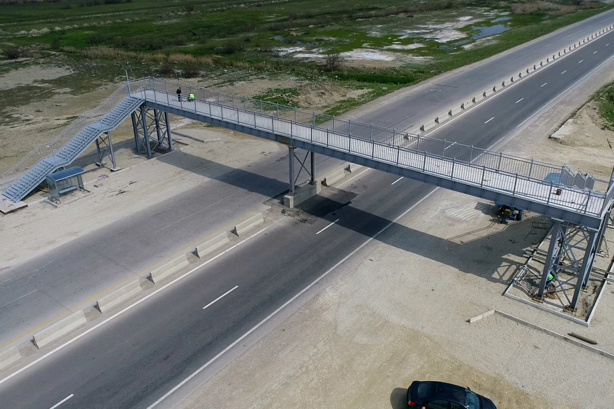 Bakı-Quba yolunda yeni yerüstü piyada keçidinin inşası yekunlaşmaq üzrədir - FOTO