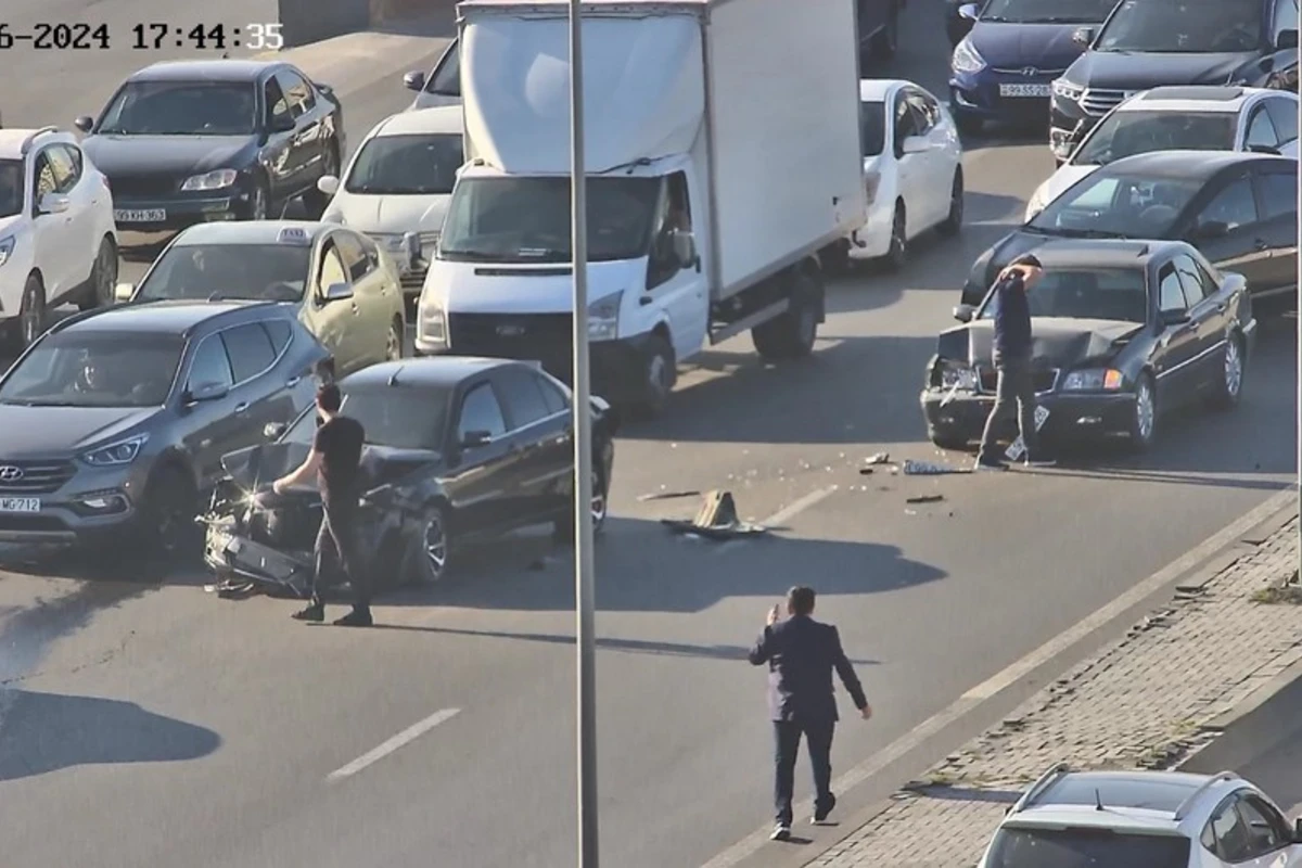 Bakıda yol qəzası sıxlığa səbəb olub - FOTO