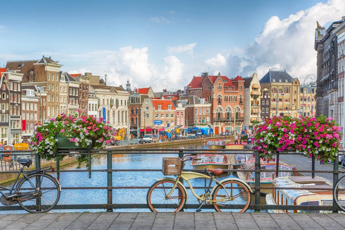 Amsterdamda otel tikintisi qadağan edildi - FOTO