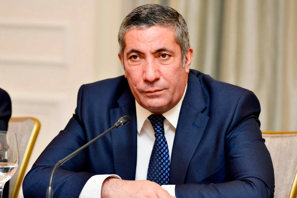 Siyavuş Novruzov: Əgər uşaq evdə dərs oxuyacaqsa, məktəbə niyə gedir? - VİDEO