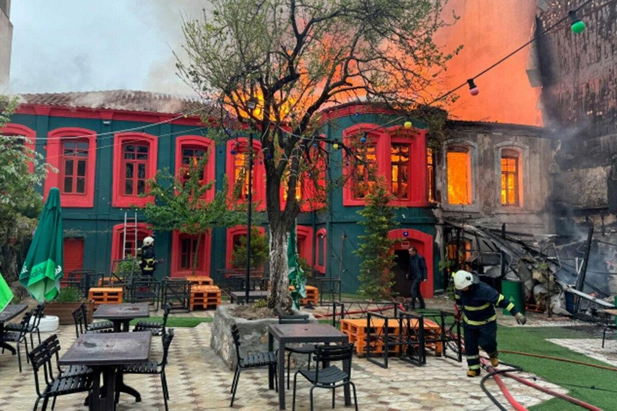 Türkiyədə tarixi bina yanır - FOTO
