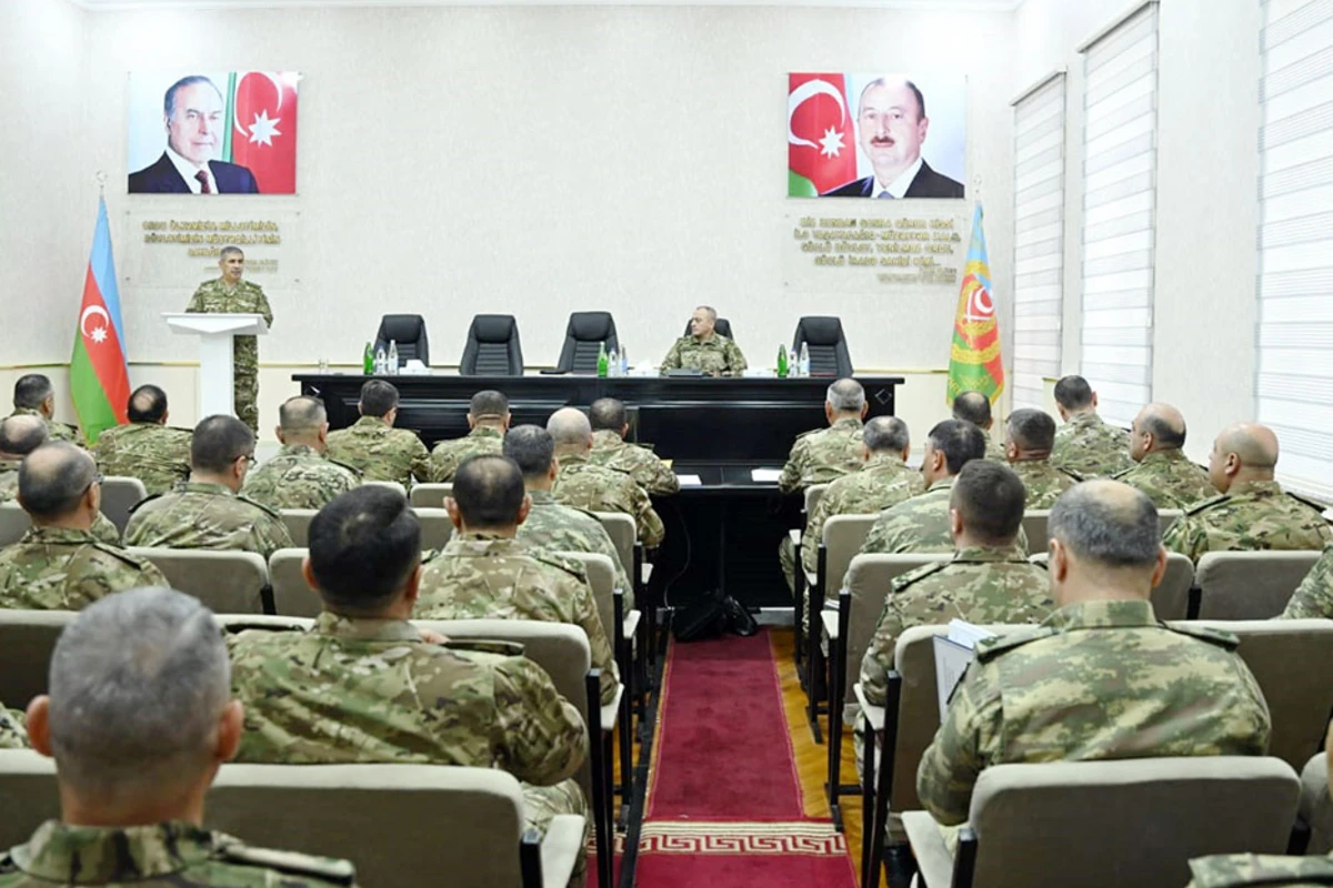 Müdafiə naziri Quru Qoşunlarının rəhbər heyəti ilə görüşüb - FOTO