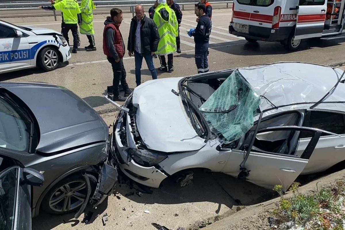 Türkiyədə ardıcıl iki yol qəzası olub, 10 nəfər yaralanıb