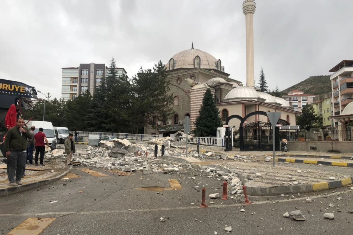 Türkiyəni qasırğa vurdu: 6 nəfər yaralandı, minarə və ağaclar uçdu - FOTO