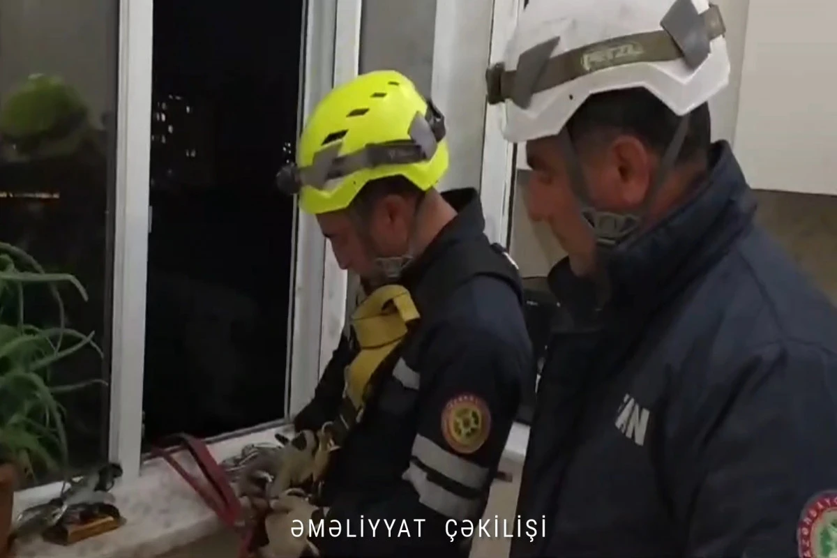 Bakıda azyaşlı 5-ci mərtəbədə köməksiz qaldı - Eyvandan girib belə xilas etdilər - VİDEO
