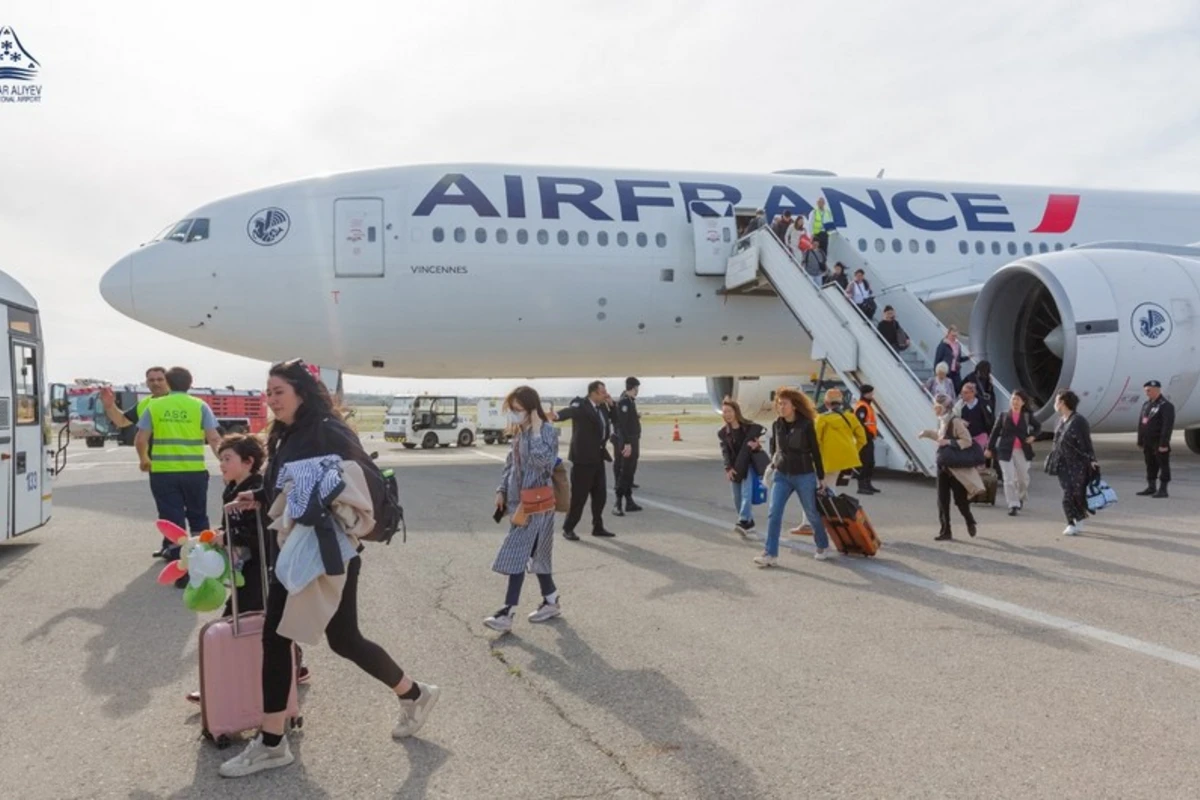 Самолет авиакомпании Air France совершил аварийную посадку в бакинском аэропорту - ФОТО