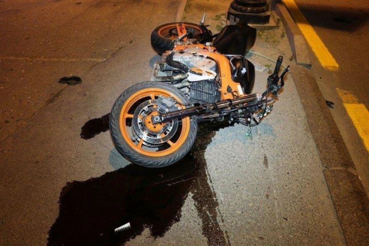 Bakıda motosikletlə avtomobil toqquşub, gənc qız yaralanıb