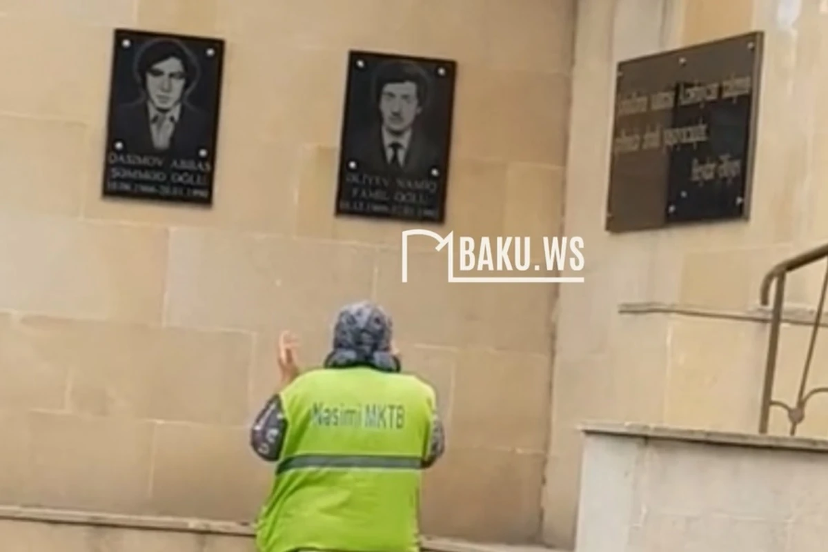 Поступок уборщицы у памятника шехидам в Баку растрогал всех - ВИДЕО