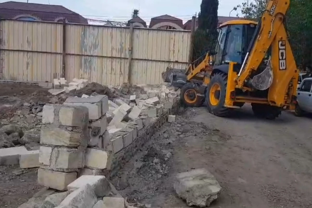 Qanunsuz tikilən qeyri-yaşayış obyekti sökülüb - FOTO