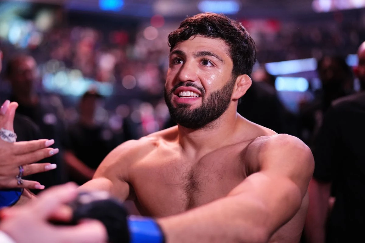 Erməniəsilli UFC döyüşçüsü azarkeşi vurmağa cəhd etdiyinə görə qonorarından oldu