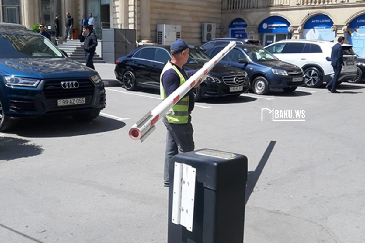 Paytaxtda qanunsuz quraşdırılan şlaqbaum götürülüb - FOTO\VİDEO