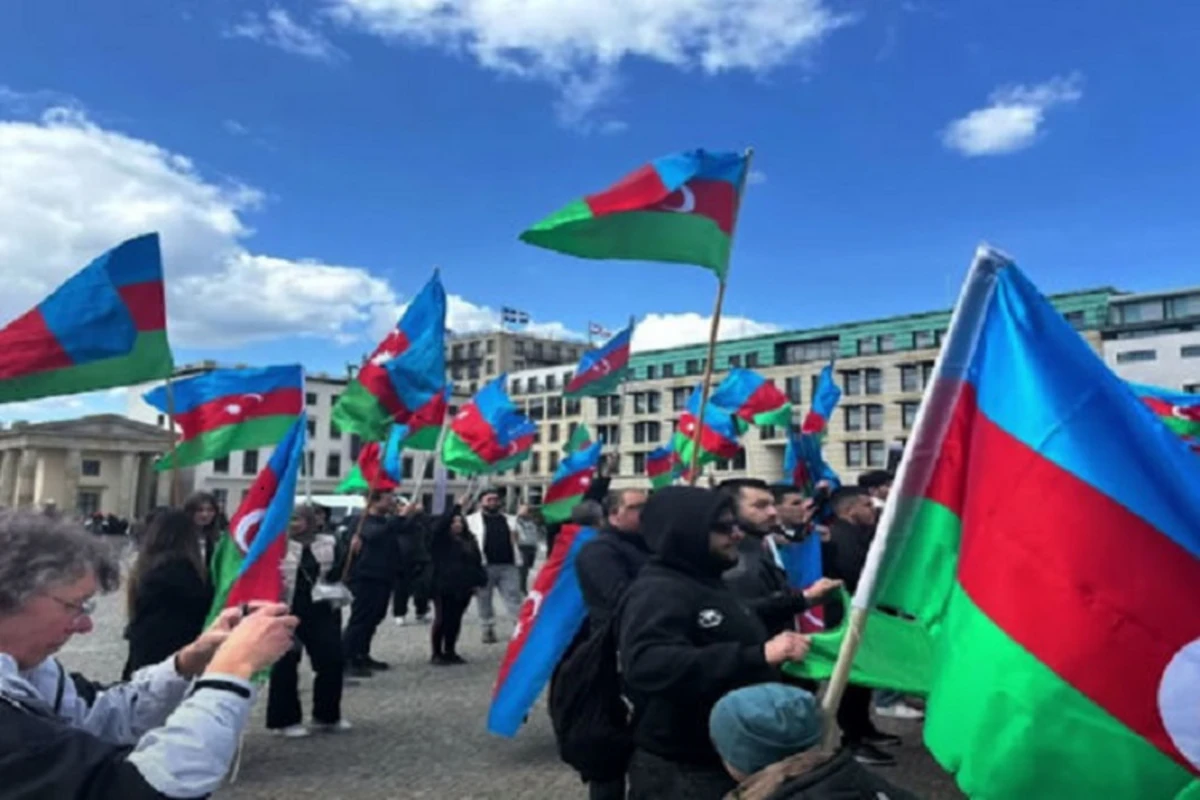 В Берлине Президента Ильхама Алиева встретили лозунгом Карабах - это Азербайджан! - ВИДЕО
