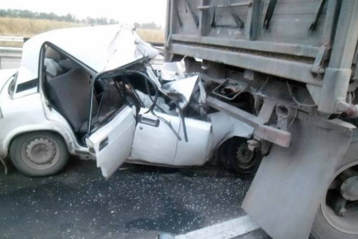 Bakıda minik avtomobili KamAZla toqquşub, yaralılar var