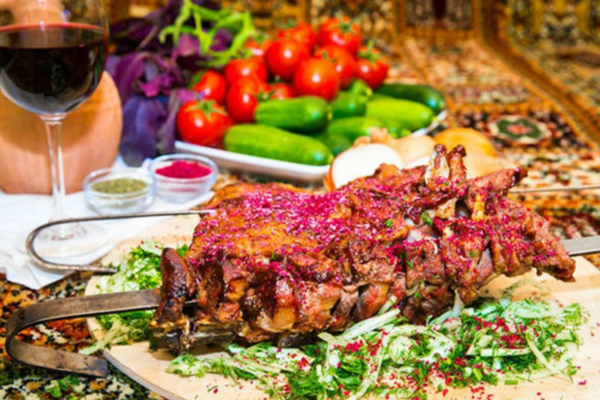 Bakıda ailə ilə şam yeməyi 200 manata başa gəlir: Qiymətlər niyə yüksəkdir? - FOTO