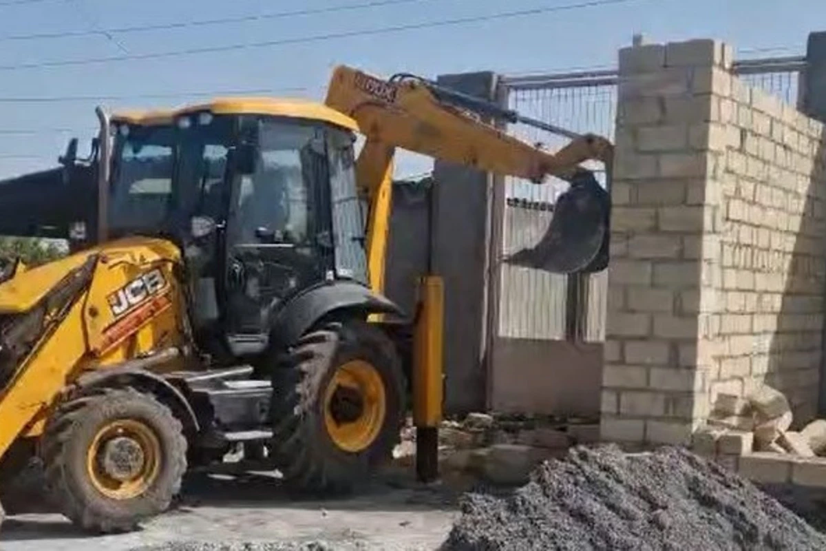 Nazirlik yol kənarında qanunsuz tikintinin qarşısını alıb - FOTO/VİDEO