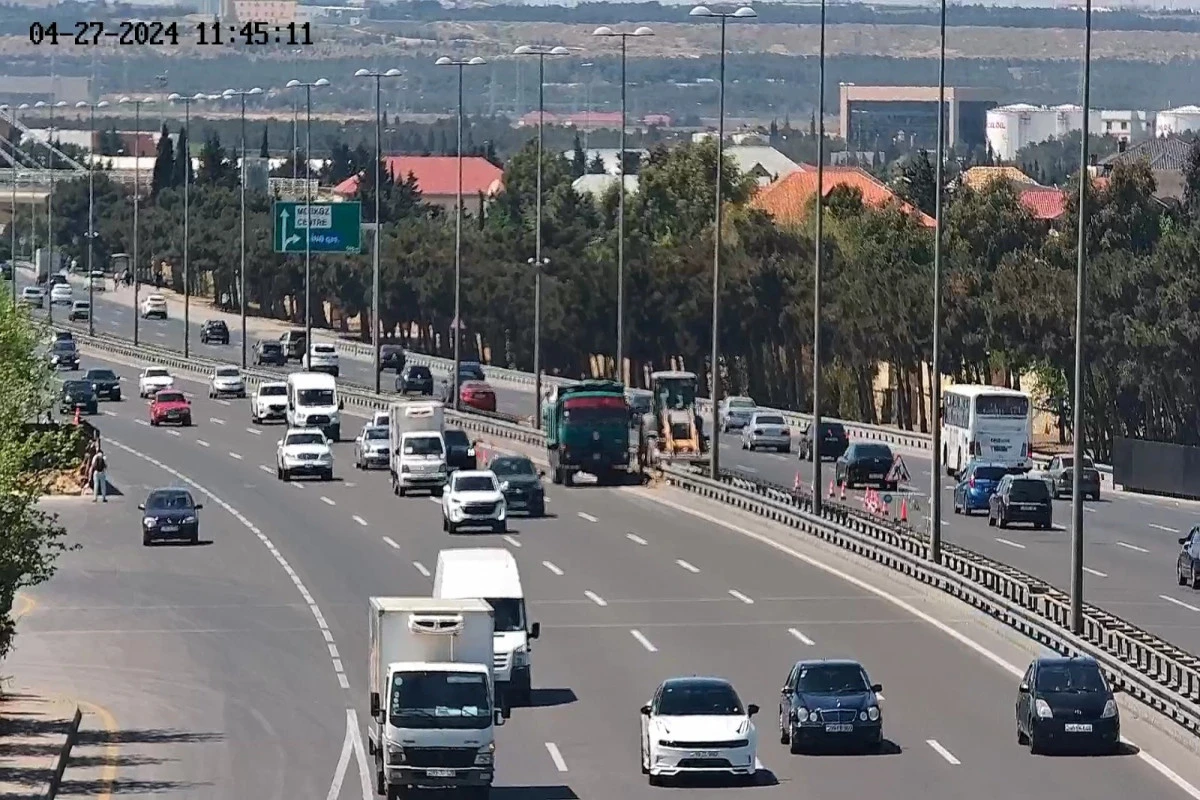На дороге в направлении центра Баку ведутся ремонтные работы