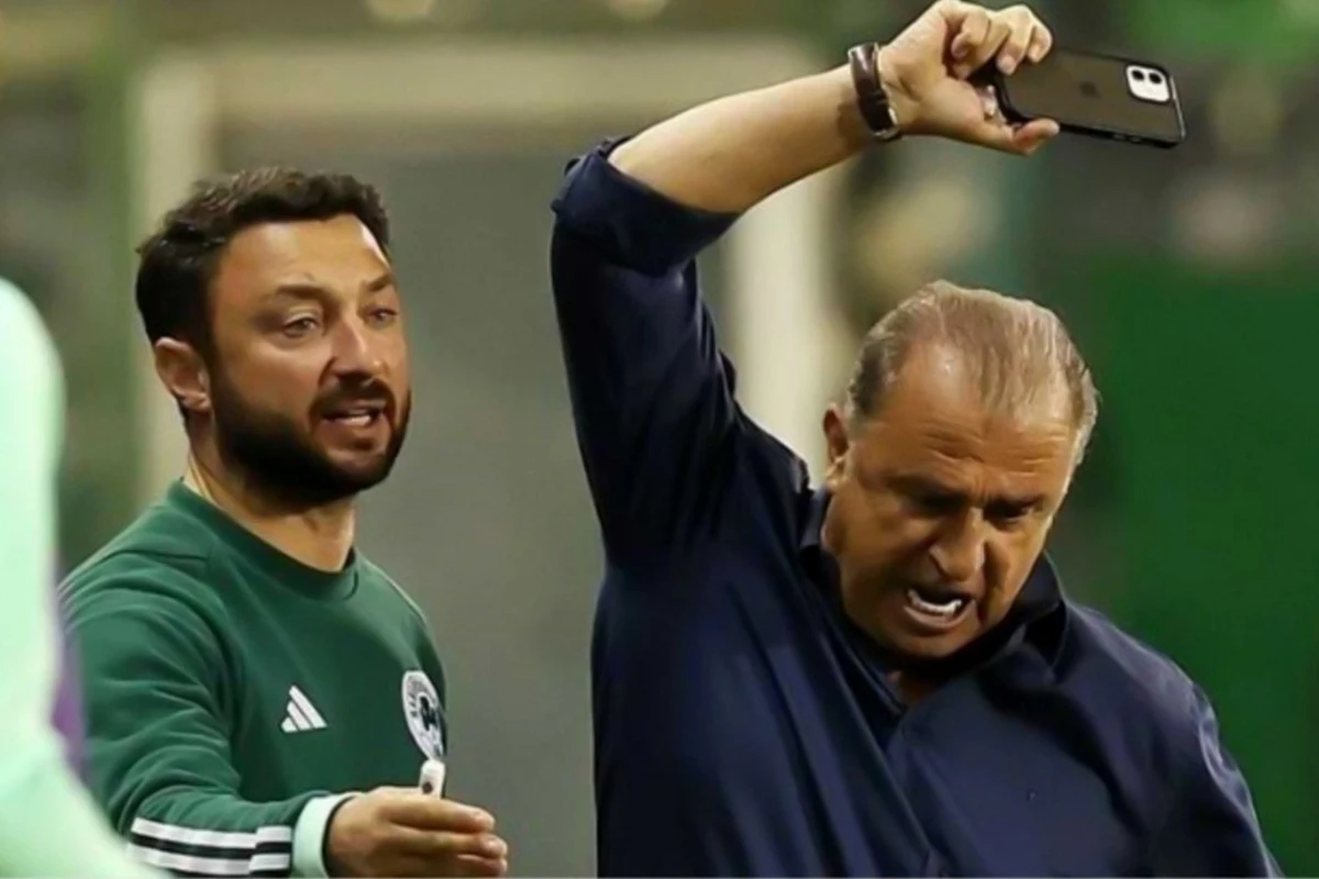 Fatih Terim Əliyar Ağayevin idarə etdiyi oyunda əsəbiləşərək telefonunu yerə çırpdı - VİDEO