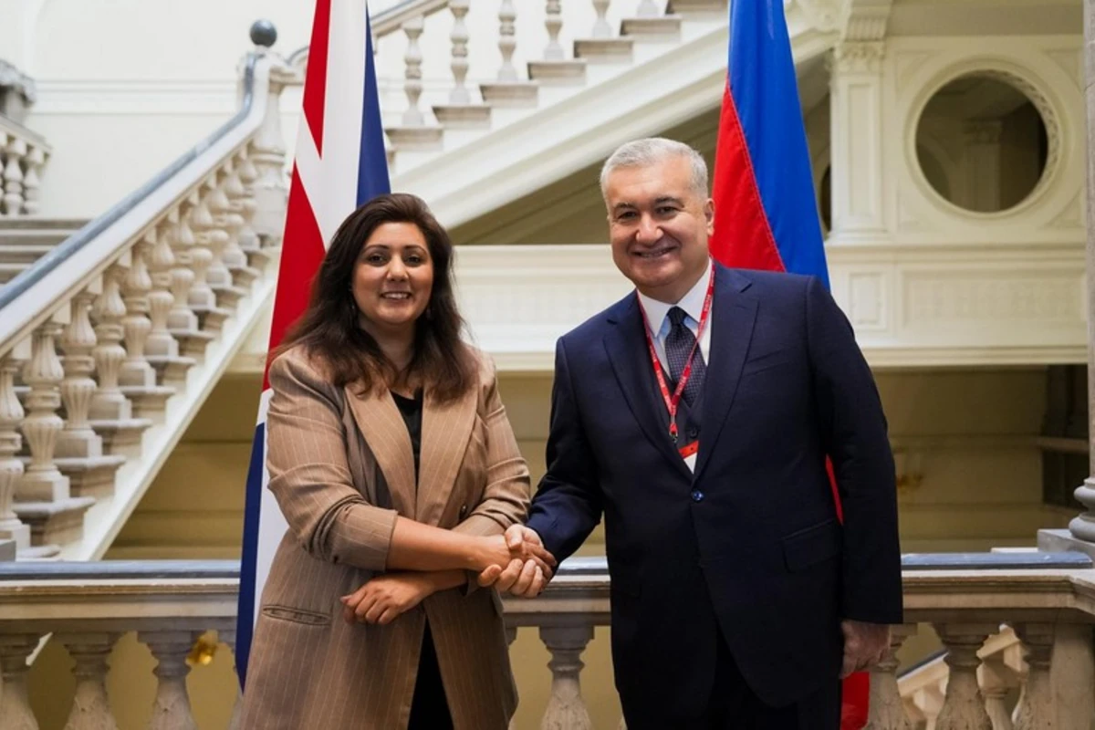 Azərbaycan səfiri britaniyalı nazirlə görüşüb