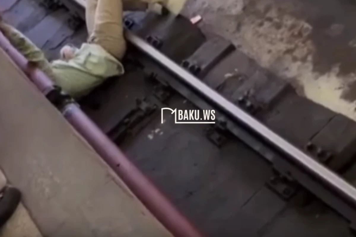 Bakı metrosunda qorxulu anlar: Gənc oğlan... - VİDEO