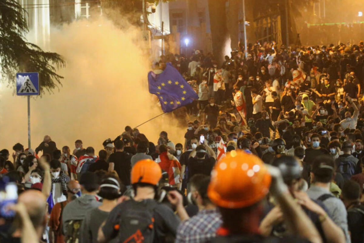 Tbilisidə növbəti gecə: Polislə etirazçılar yenə bir-birinə girdi - VİDEO