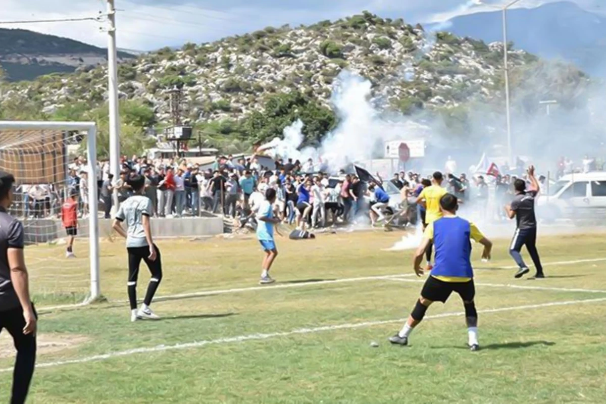Futbol meydanı döyüş sahəsinə çevrildi, 3 nəfər ağır xəsarət alıb - VİDEO
