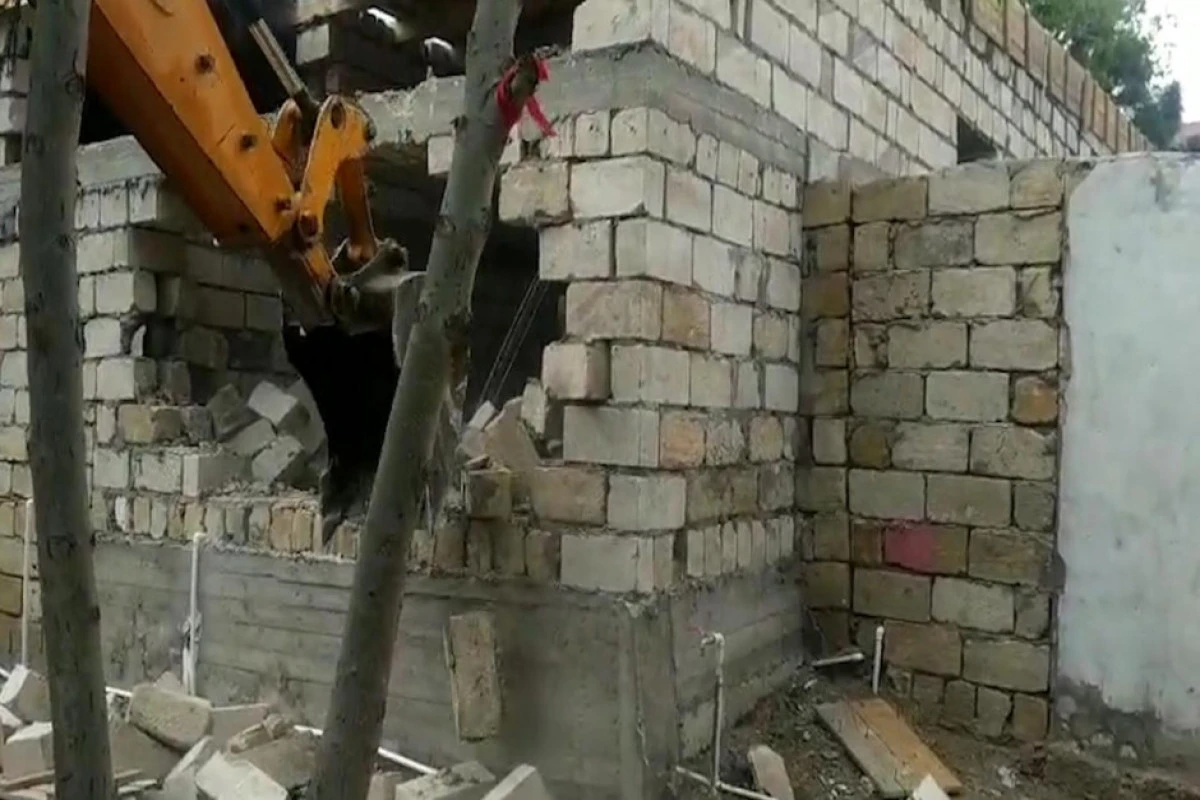 Sahil qəsəbəsində qanunsuz tikilən obyekt sökülüb - FOTO/VİDEO