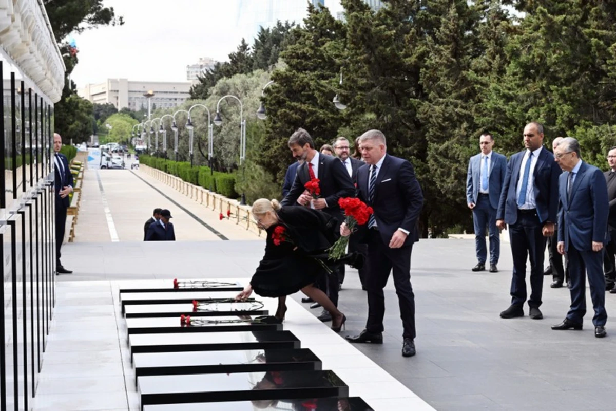 Slovakiyanın Baş naziri Şəhidlər xiyabanını ziyarət edib