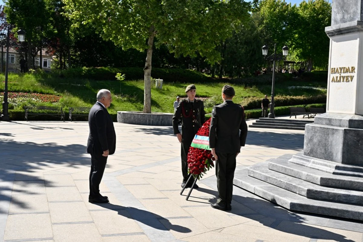 Али Асадов посетил памятник Гейдару Алиеву в Анкаре