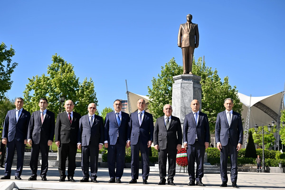 Baş nazir Əli Əsədov Ankarada ümummilli lider Heydər Əliyevin abidəsini ziyarət edib - FOTO