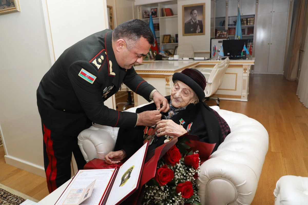 Azərbaycanda 102 yaşlı qadın təltif edilib - FOTO