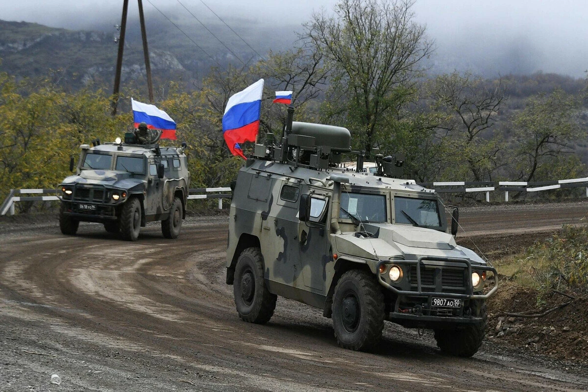 Последняя колонна российских миротворцев покидает Карабах - ВИДЕО Последняя колонна российских миротворцев покидает Карабах - ВИДЕО