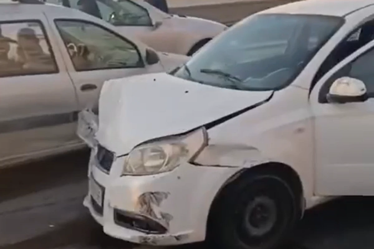 Bakı dairəvi yolunda qəza: Üç avtomobil toqquşdu - VİDEO