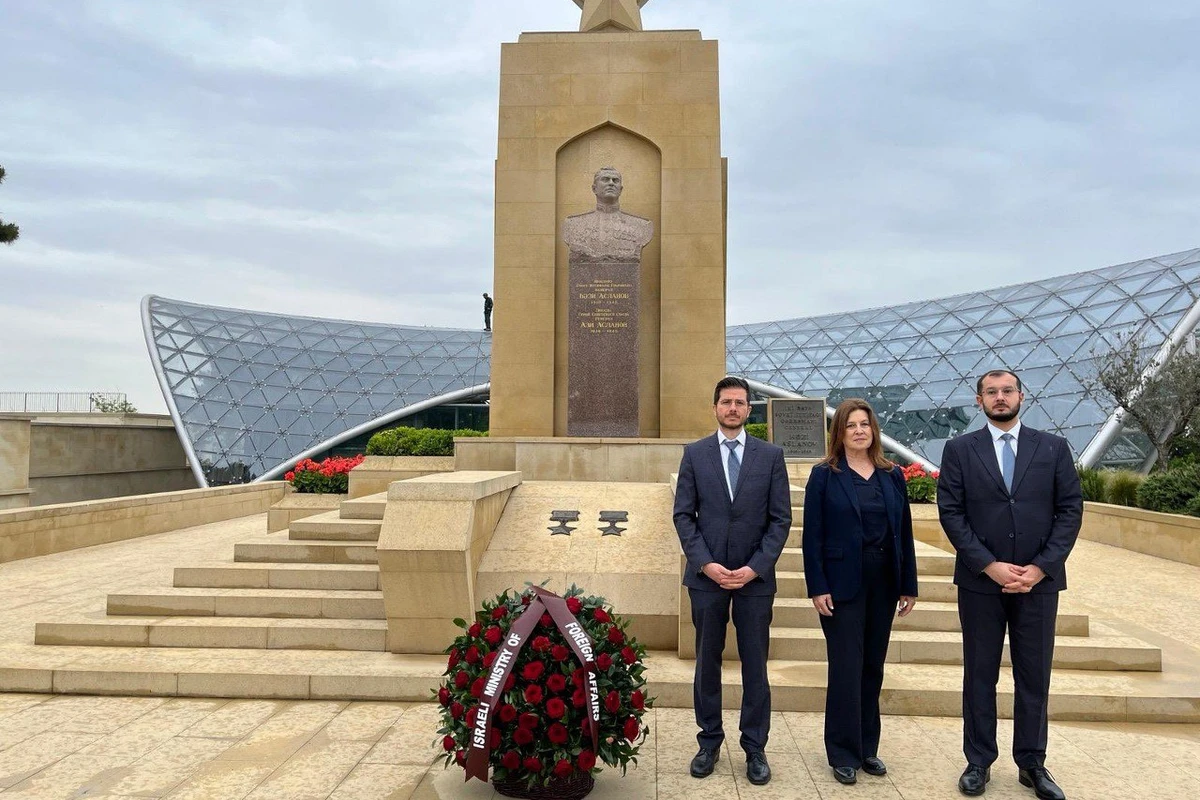 İsrail XİN-in siyasi direktoru Həzi Aslanovun abidəsini ziyarət edib - FOTO